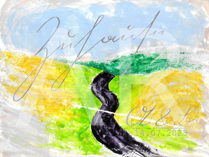 Beispiel personalisierter Print "Werrablick" mit dem Schriftzug "Zuhause" in Kurrentschrift im oberen Teil des Bildes, den Initialen "A & B" in Kurrentschrift im unteren rechten Teil des Bildes. Darunter Freitext "14.07.2025" in der Schriftart "Courier New". Schriftfarbe ist gedecktes Grau-Braun.