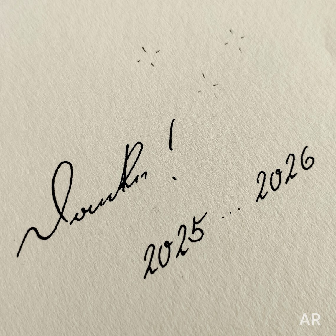 "Danke!" in Kurrentschrift. Darunter "2025 ... 2026". Beide Schriftzüge laufen von links unten nach rechts oben. Rechts oben im Bild sind drei angedeutete Sterne zu sehen.