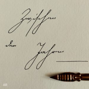 Schriftzug "Zwischen den Jahren" in Kurrentschrift. Obere Zeile "Zwischen", Mitte links in klein "den", leicht rechts darunter, größer "Jahren". Unter dem Wort "Jahren" führt eine horizontale Linie aus dem Bild hinaus. Darunter ist eine Spitzfeder zu sehen.