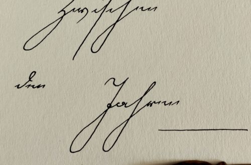 Schriftzug "Zwischen den Jahren" in Kurrentschrift. Obere Zeile "Zwischen", Mitte links in klein "den", leicht rechts darunter, größer "Jahren". Unter dem Wort "Jahren" führt eine horizontale Linie aus dem Bild hinaus. Darunter ist eine Spitzfeder zu sehen.