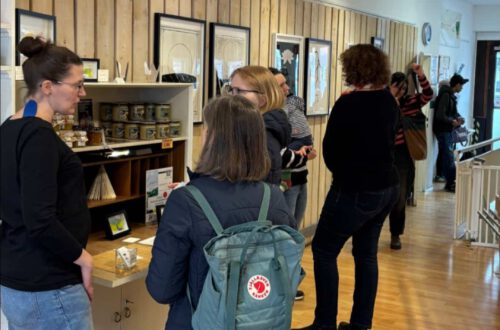 Interessierte besuchen die Vernissage am 19.02.2026 in der Brot-Galerie.