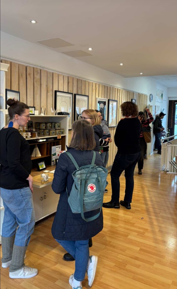 Interessierte besuchen die Vernissage am 19.02.2026 in der Brot-Galerie.