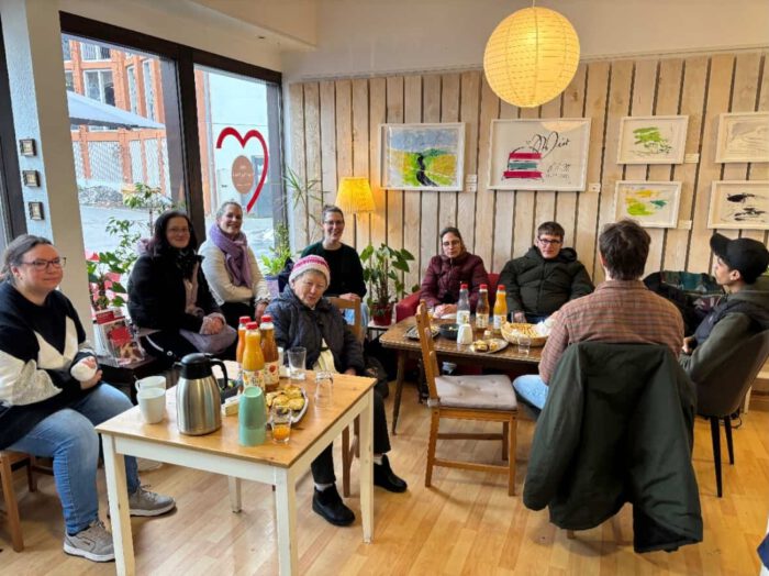 Interessierte besuchen die Vernissage am 19.02.2026 in der Brot-Galerie.