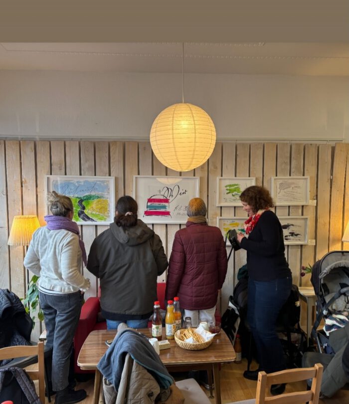 Interessierte besuchen die Vernissage am 19.02.2026 in der Brot-Galerie.