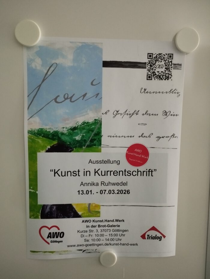 Der Ausstellungsflyer hängt an der Arbeit aus.